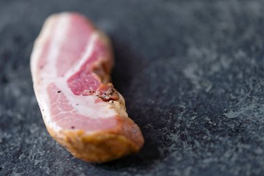 Köy usulü çiğ İtalyan pastırması pancetta 'sı. Eve domuz pastırması konseptini getir.