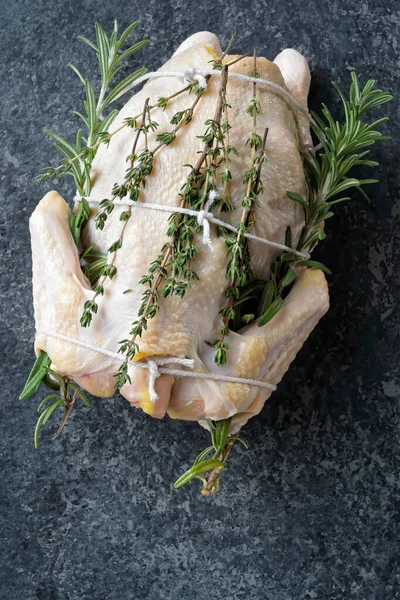 Closeup Raw Unccoked Chicken Aromatic Herbs — Stock Photo, Image