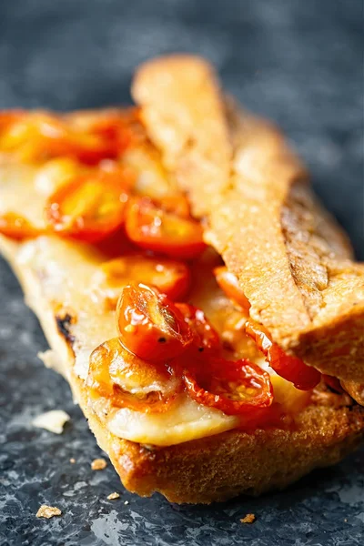 Close Van Rustieke Rode Kers Tomaat Kaas Sandwich — Stockfoto
