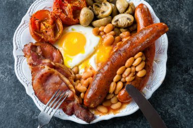 İngiliz kahvaltısı tabağının kapağını kapat.