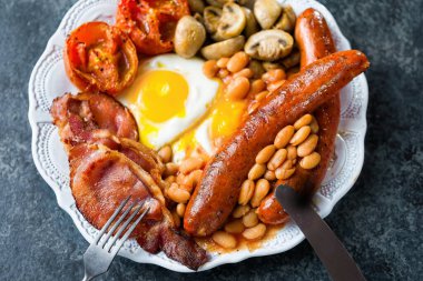 İngiliz kahvaltısı tabağının kapağını kapat.