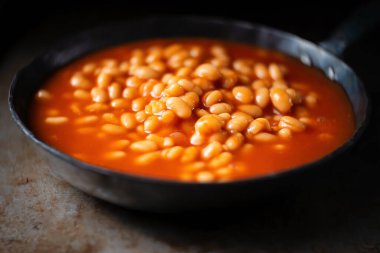 Domates soslu, İngiliz usulü, fırında fasulye.