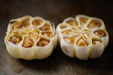 Köy usulü kavrulmuş sarımsak yakın plan.