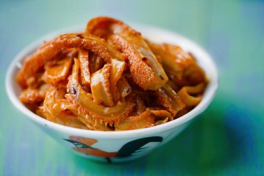 Biber yağlı salatada sichuan domuz işkembesi.