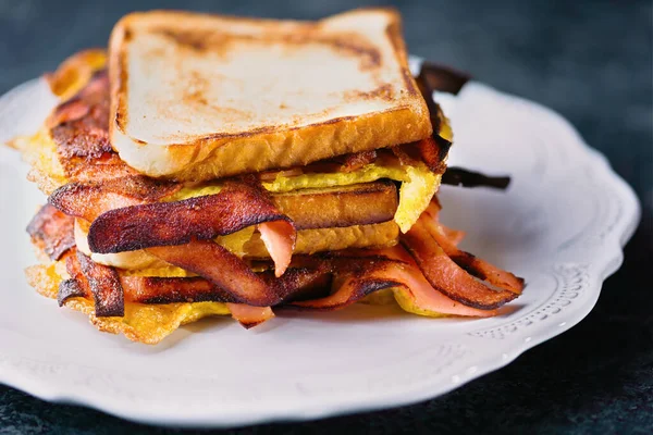 Close Presunto Pequeno Almoço Bacon Ovo Sanduíche — Fotografia de Stock