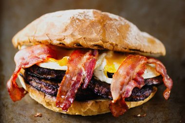 Amerikan usulü hamburger sandviçi.