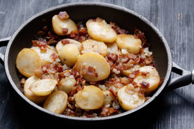  Geleneksel Alman usulü kızarmış patatesli bratkartoffeln 'e yakın çekim