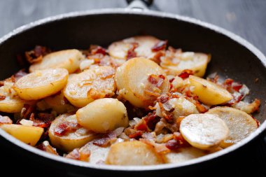  Geleneksel Alman usulü kızarmış patatesli bratkartoffeln 'e yakın çekim