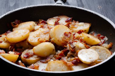  Geleneksel Alman usulü kızarmış patatesli bratkartoffeln 'e yakın çekim