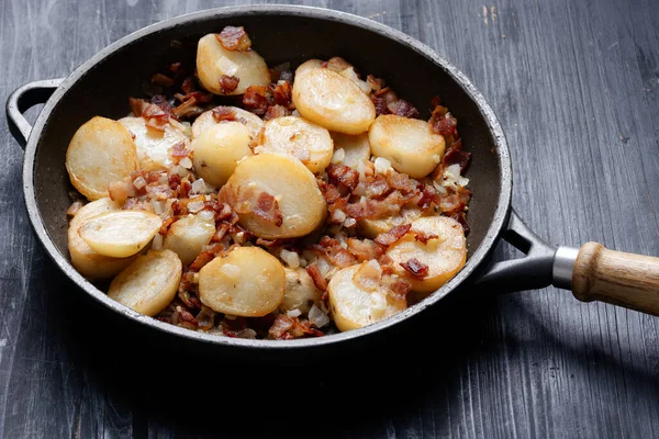  Geleneksel Alman usulü kızarmış patatesli bratkartoffeln 'e yakın çekim