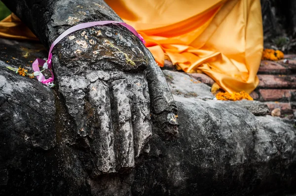 アユタヤ タイの古代都市で仏の像の手のクローズ アップ — ストック写真