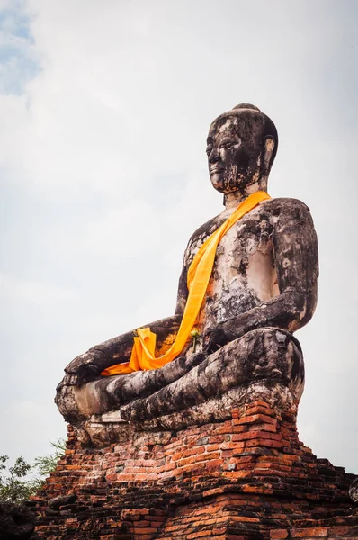 Boeddhabeeld Ayutthaya Bewolkte Hemelachtergrond Oude Stad Thailand — Stockfoto