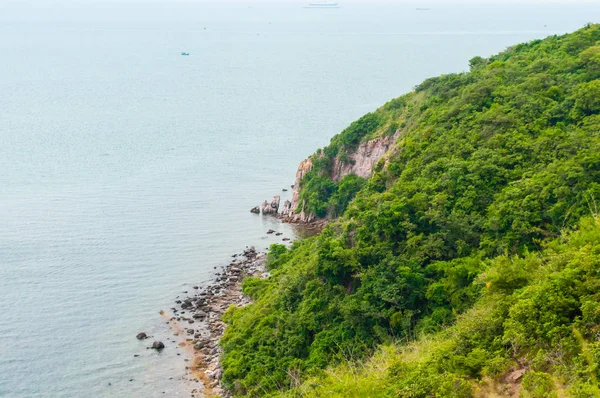 海と船のバック グラウンドを歩いて海岸線丘の風景 — ストック写真