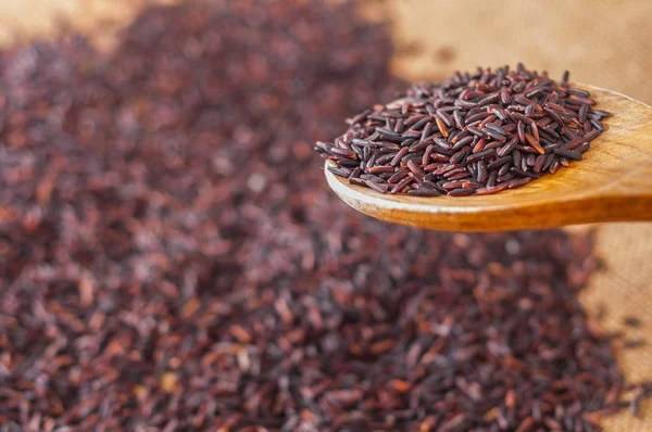 Close Uncooked Black Rice Wooden Spoon Sackcloth Background — Stock Photo, Image