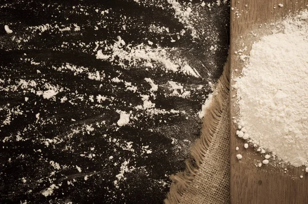 Tumpukan Tepung Pada Pemotongan Papan Pada Latar Belakang Hitam — Stok Foto