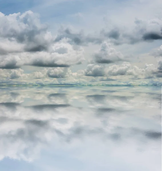 Reflexión Agua Del Cielo Nublado Dramático — Foto de Stock