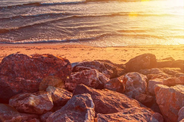Costa Arenosa Com Pedras Mar Ondulado — Fotografia de Stock