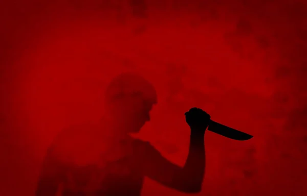 빨간색 바탕에 칼으로 살인의 실루엣 — 스톡 사진