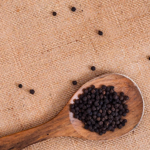 Tahta Kaşık Kuru Peppercorns Üstten Görünüm Çul Arka Plan Üzerinde — Stok fotoğraf