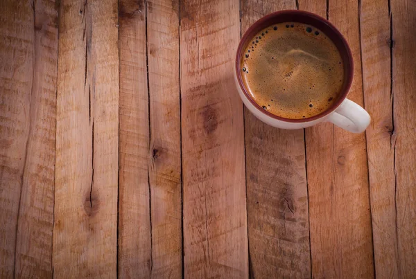 Draufsicht Auf Tasse Mit Kaffee Auf Holzgrund — Stockfoto