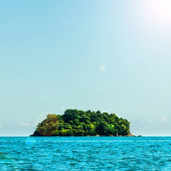 昼間の海の島のある風景します — ストック写真