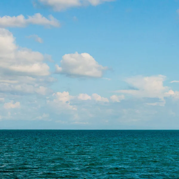 Meereslandschaft Mit Wolken Auf Blauem Himmel Hintergrund — Stockfoto