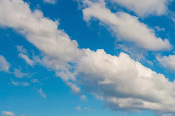 Nubes Blancas Esponjosas Sobre Fondo Azul Del Cielo — Foto de Stock