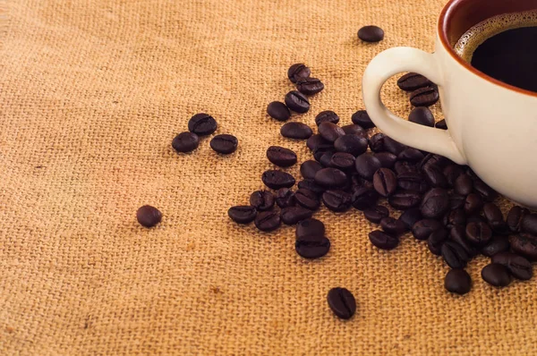 Nahaufnahme Der Tasse Mit Kaffee Und Schwarzen Bohnen Auf Sacktuch — Stockfoto