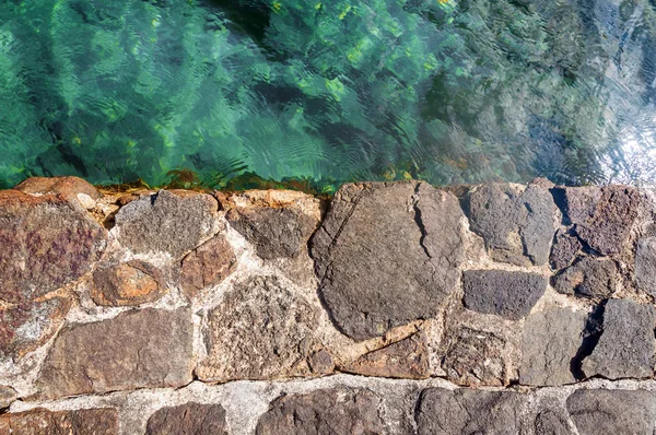 Blick Von Oben Auf Steinboden Und Wasseroberfläche — Stockfoto