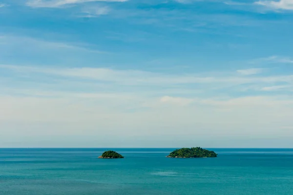 青い空を背景に海の緑の木々 と島のビュー — ストック写真