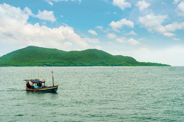 山背景に浮かぶ漁船 — ストック写真