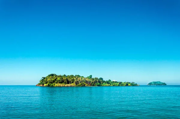 昼間の海の島のある風景します — ストック写真