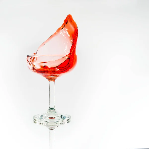 Spruzzi Bevanda Bicchiere Vino Sfondo Bianco — Foto Stock