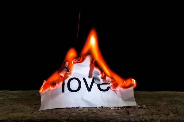 愛という言葉で紙を燃やす — ストック写真