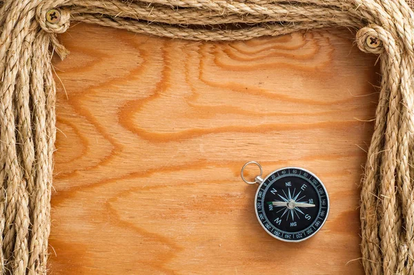 Černé Kompas Ležící Dřevěné Pozadí Rámečkem Lana — Stock fotografie