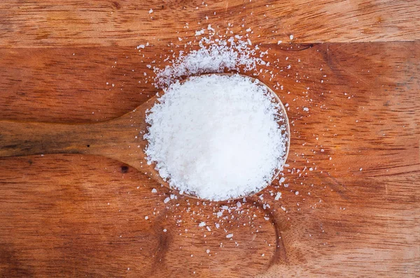 Ansicht Von Weißem Salz Kochlöffel Auf Schneidebrett — Stockfoto