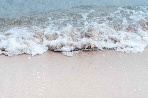 背景として海岸線上の泡の海の波 — ストック写真