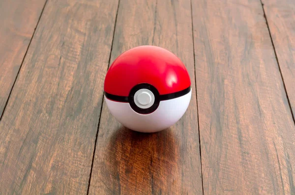 Pokemon Ball Auf Holz Hintergrund — Stockfoto