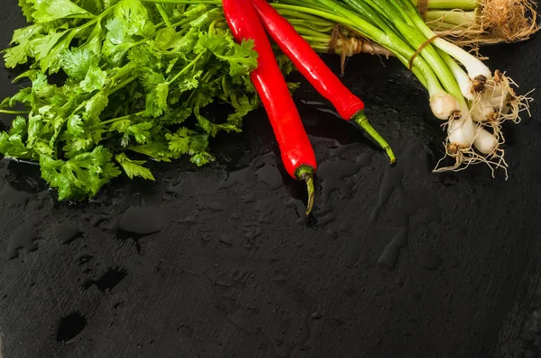 Set Van Rode Chilipepers Met Groenen Zwarte Achtergrond — Stockfoto