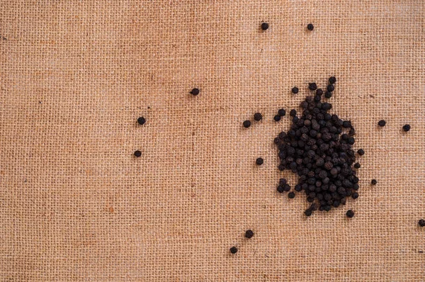 Üstten Görünüm Peppercorns Çul Arka Plan Üzerinde Kazık — Stok fotoğraf