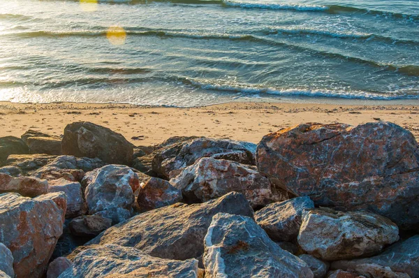 Zandige Kust Met Stenen Golvende Zee — Stockfoto