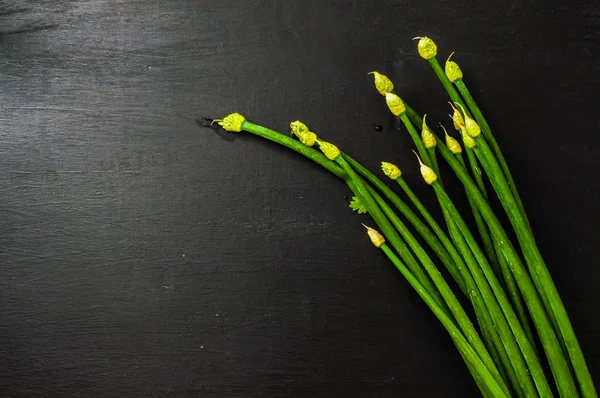 Top View Young Green Garlic Bunch Black Background — Stock Photo, Image