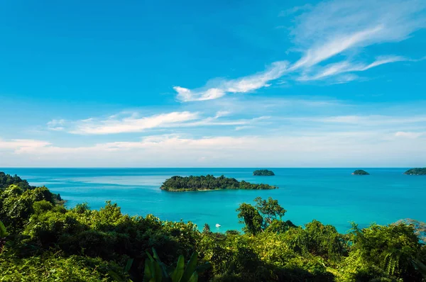 Vista Las Islas Con Árboles Verdes Mar Sobre Fondo Azul — Foto de Stock