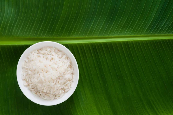 Dimasak Nasi Putih Dalam Piring Pada Daun Pisang Hijau — Stok Foto