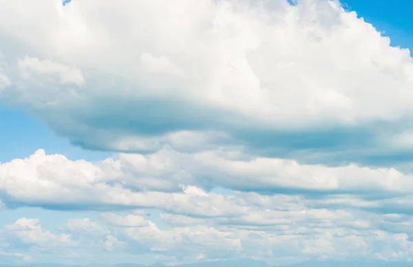 Nubes Blancas Esponjosas Sobre Fondo Azul Del Cielo — Foto de Stock