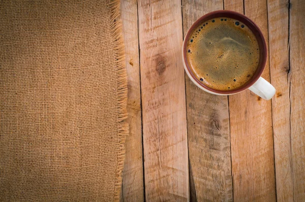 Draufsicht Auf Tasse Mit Kaffee Auf Holzgrund — Stockfoto