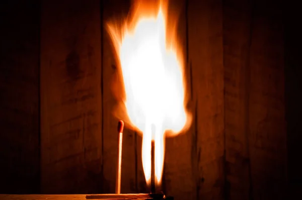 Partido Ardiente Sobre Fondo Madera —  Fotos de Stock