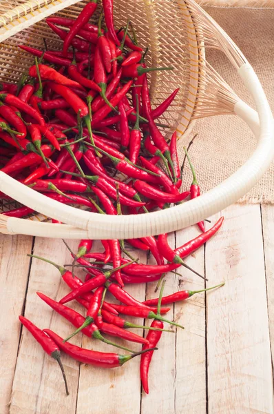 Rode Rijpe Paprika Buurt Van Houten Mand — Stockfoto