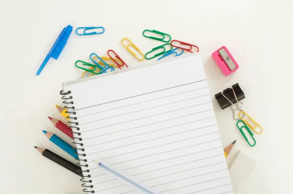 Σημειωματάριο Στυλό Ξαπλωμένη Στο Πολύχρωμο Σχολείο Προμήθειες Λευκό Φόντο — Φωτογραφία Αρχείου