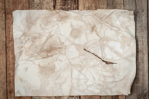 木桌上的复古皱纸质地 — 图库照片